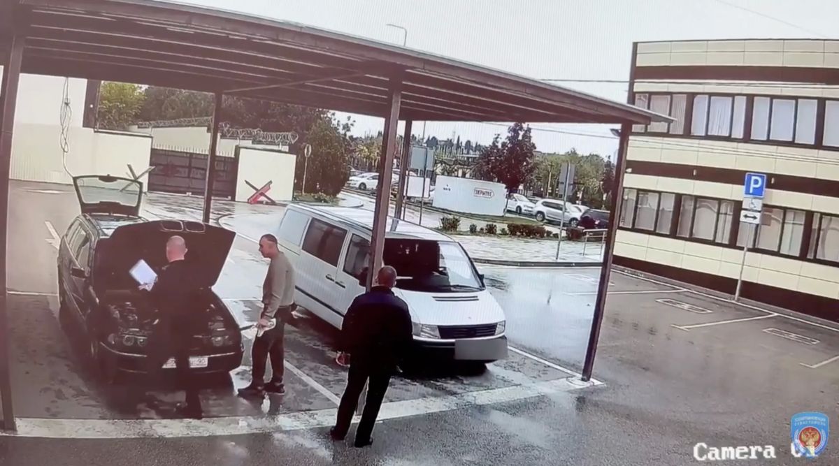 Крымчанин пытался дать взятку севастопольскому автоинспектору за регистрацию переделанного фургона