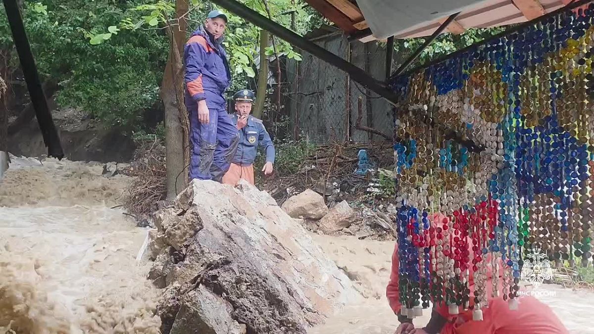 На Южном берегу Крыма продолжают ликвидировать последствия подтопления В Ялте продолжаются работы по ликвидации последствий подтопления — ситуация под контролем МЧС и администрации. Вода продолжает поступать с гор: в районе...