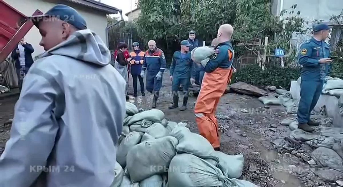 «Ливневки не чистились уже 10 лет»: жители Севастопольского шоссе в Алупке сами пытались спасти улицу от потопа Жители улицы самостоятельно убирали мусор и камни, но это не помогло остановить буйство природы, рассказала...