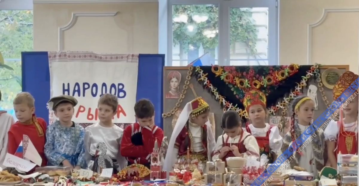 От болгар до греков: в гимназии №1 прошёл праздник народов Крыма