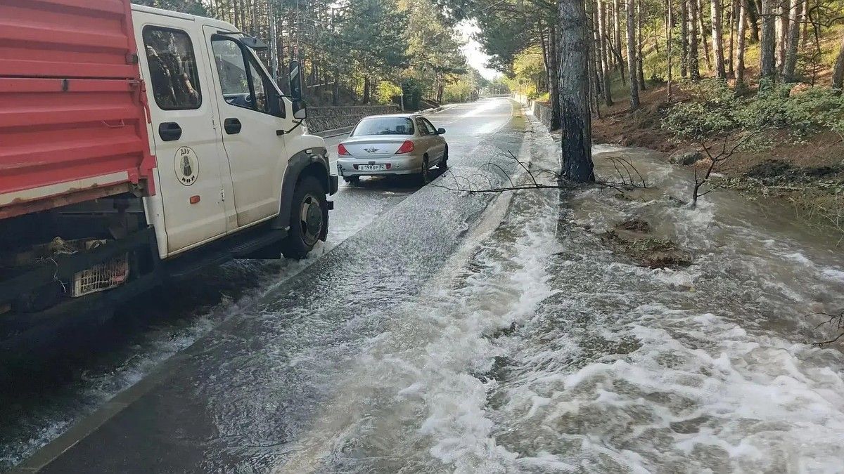 На трассе Ялта — Севастополь вода вышла на дорогу