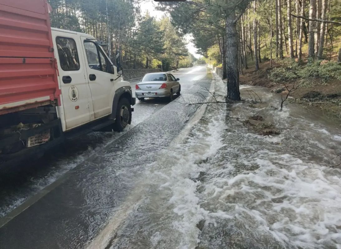 Под Алупкой вода подтапливает трассу – проезд открыт