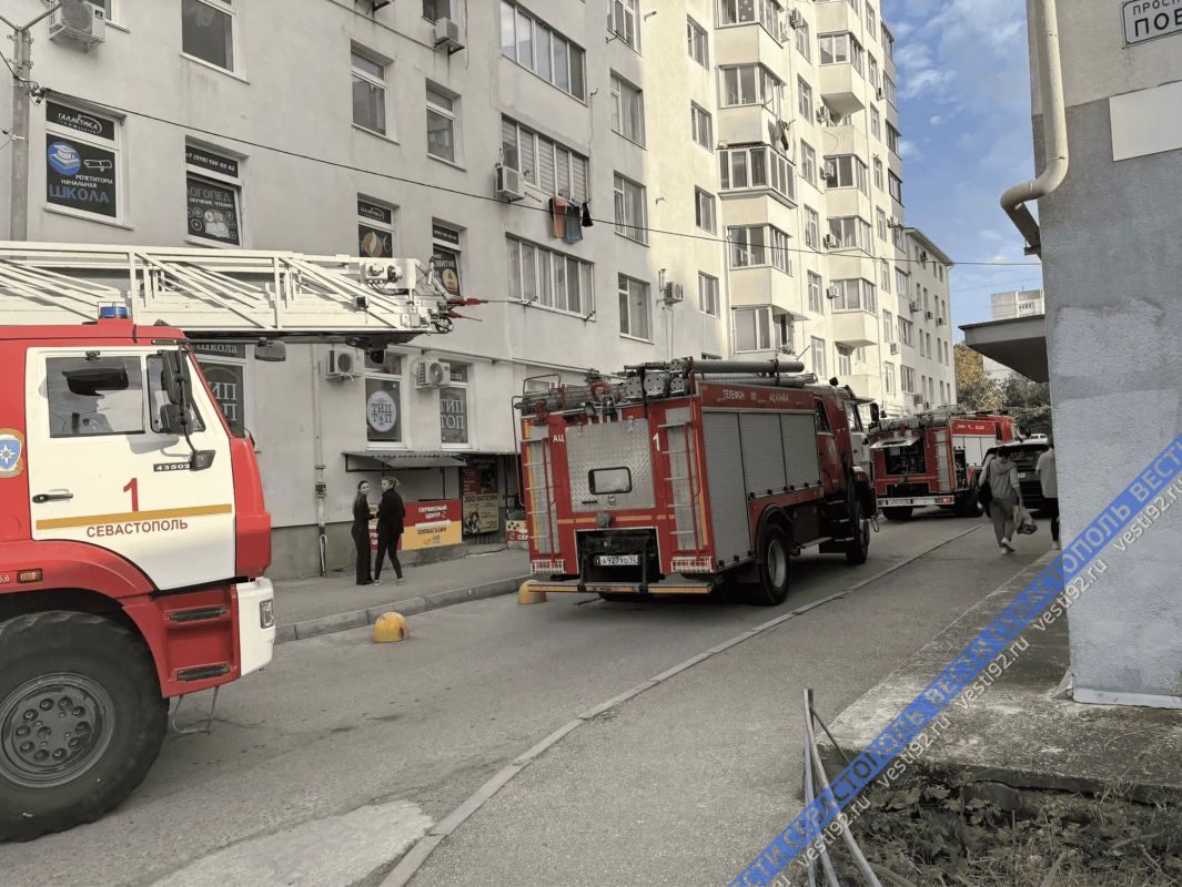 На проспекте Победы к жилому дому выехали пожарные и полиция