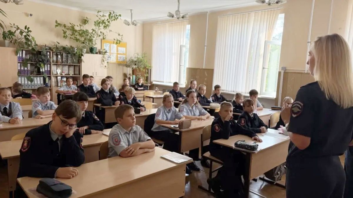 Сотрудники Госавтоинспекции Севастополя провели познавательный урок по безопасности дорожного движения для кадет органов внутренних дел