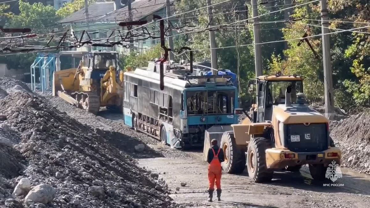В Ялте на территории троллейбусного парка спасателям удалось отвести потоки воды в русло реки