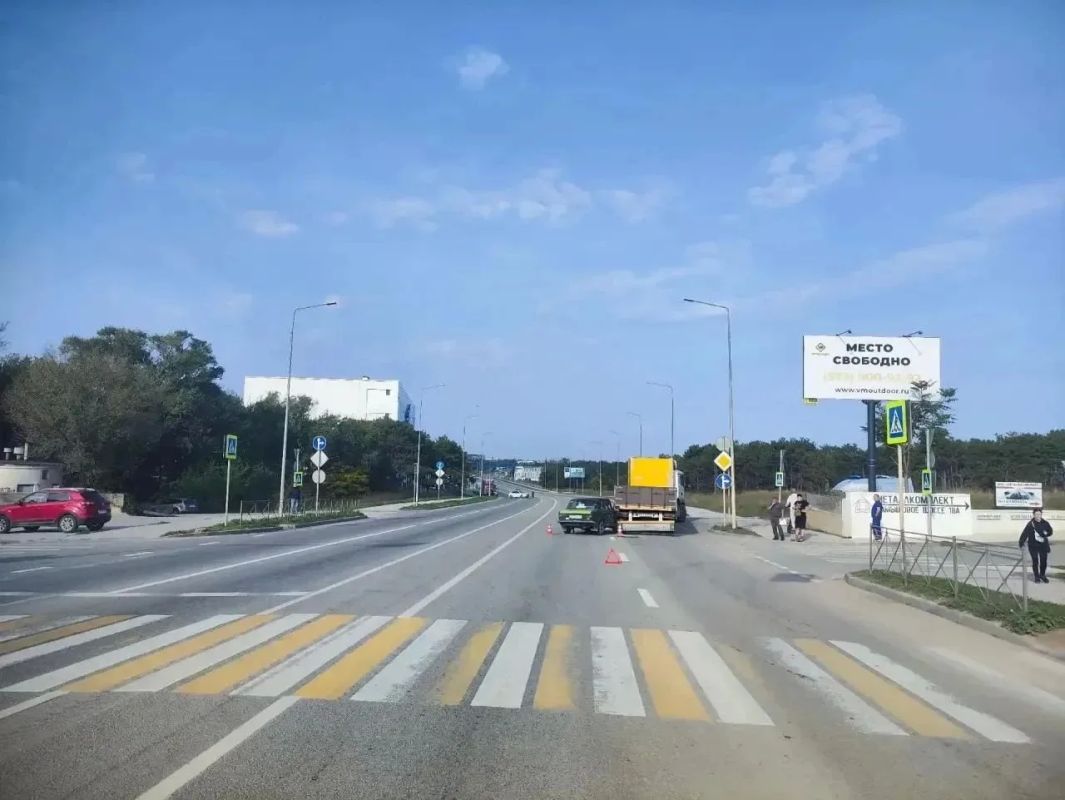 В Севастополе ВАЗ-2101 врезался в грузовик: пострадали 11-месячный ребёнок и его мама
