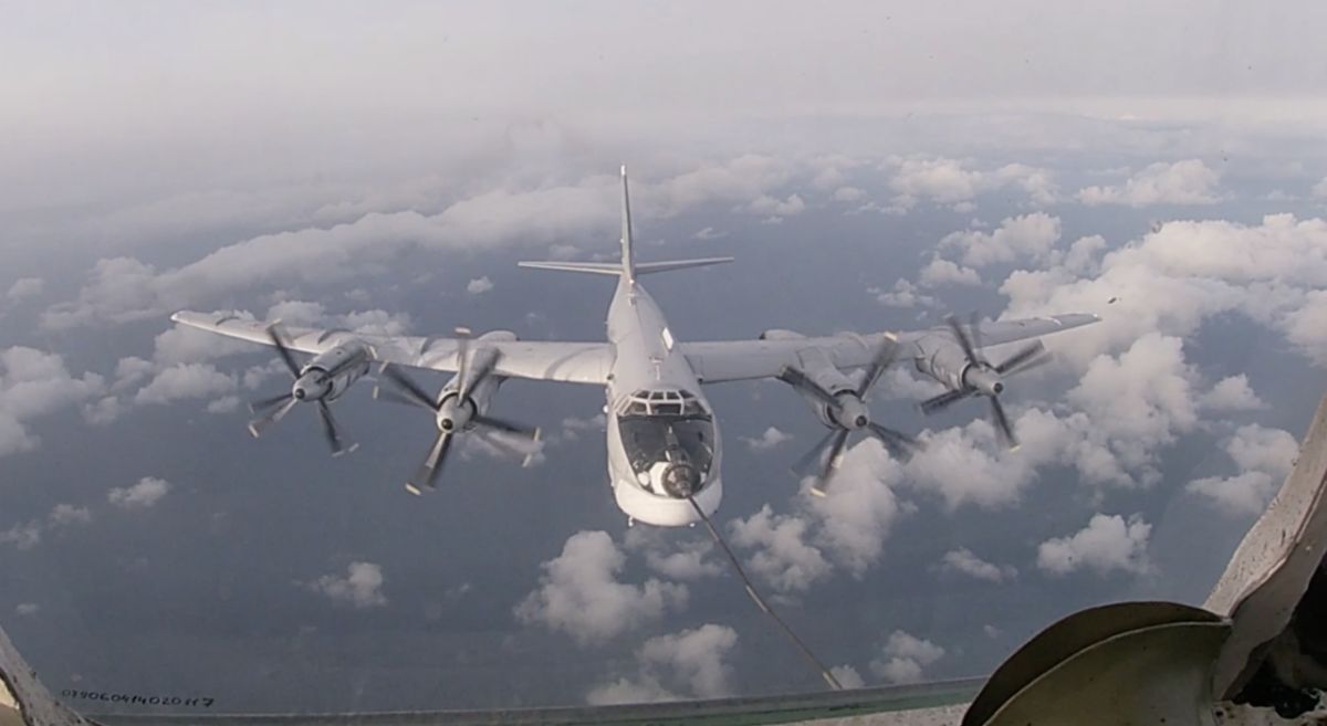Ракетоносцы Ту-95мс пролетели над Беринговым и Чукотским морями