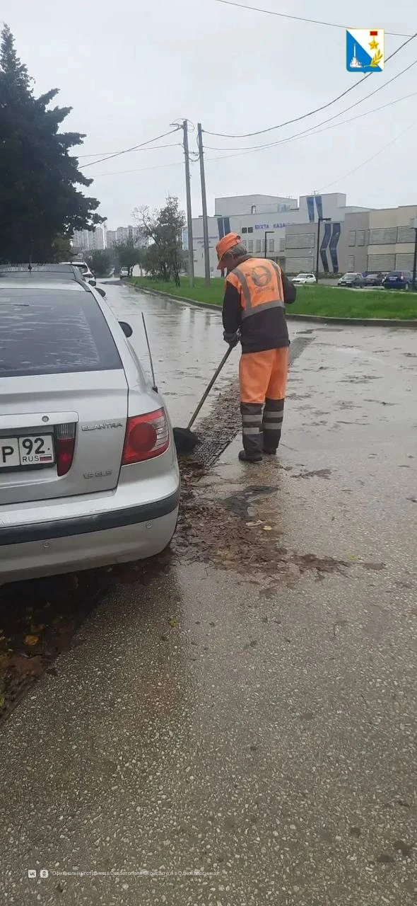 «Севавтодор» очищает дороги и ливнёвки во всех районах города