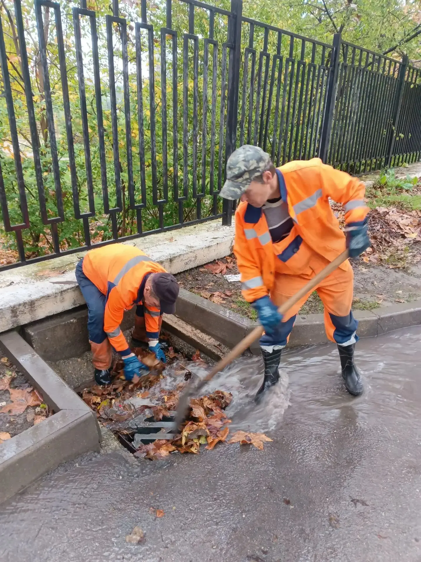 Водоканал: В дождливую погоду - повышенное внимание к ливневкам: объезд районов, при необходимости удаление с решеток наносов листвы и травы
