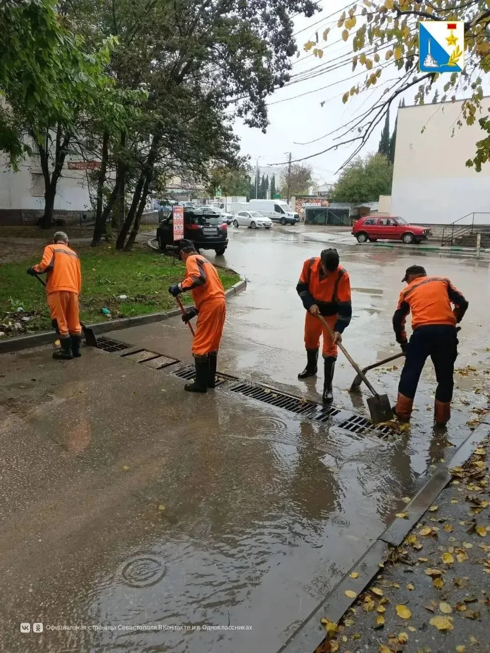 В Севастополе коммунальщики очищают ливневки от мусора
