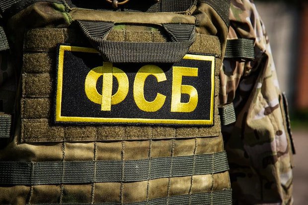 ФСБ показала видео задержания жителя Крыма за госизмену, у него изъяли компоненты СВУ