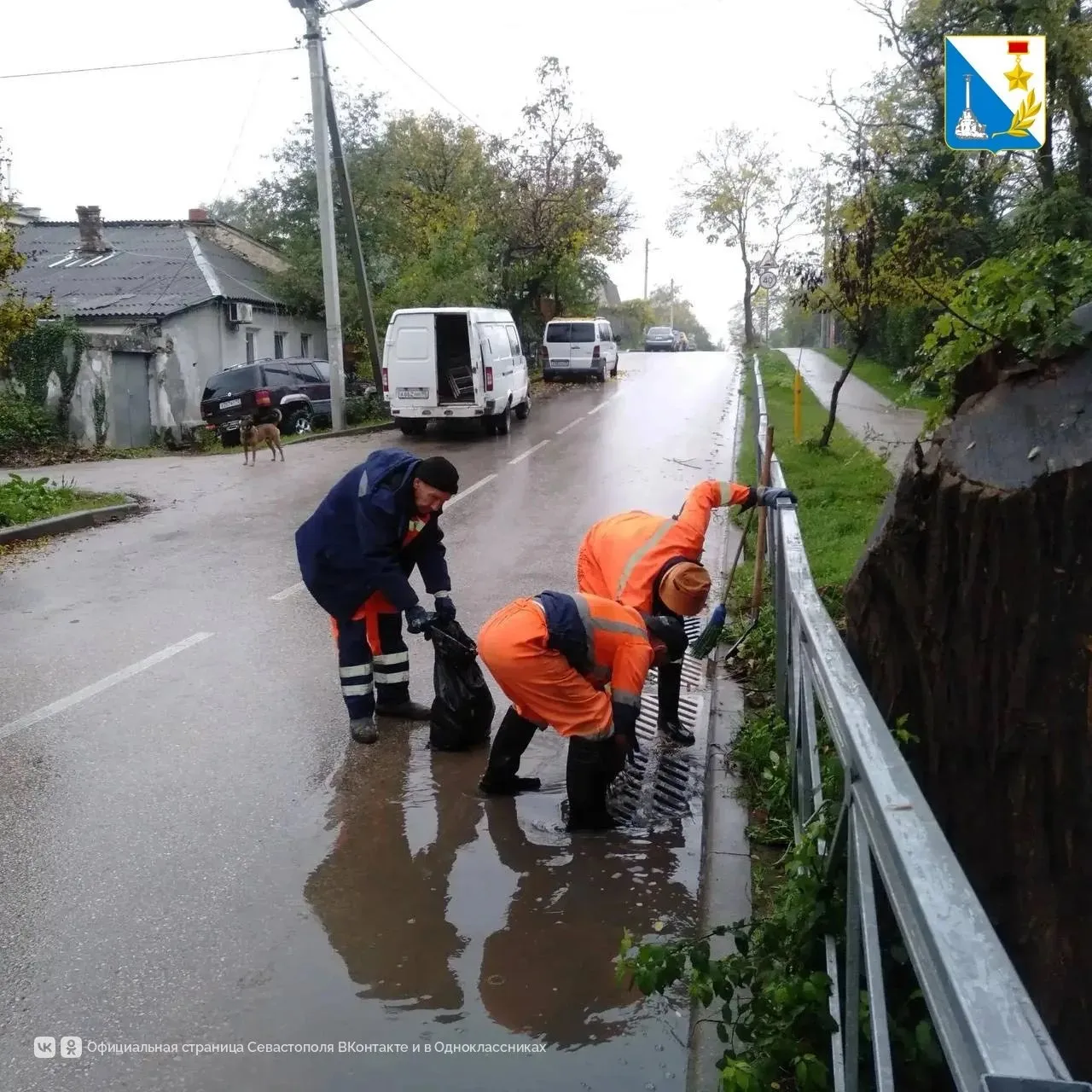 Бригады «Водоканала» с утра дежурят очищают ливнёвки