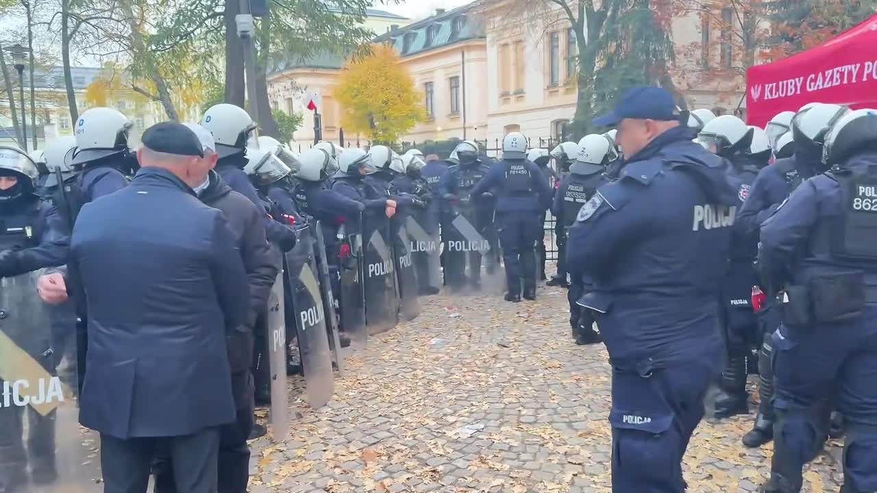 У здания Конституционного суда в Варшаве задержали мужчину с ножом и газовым пистолетом